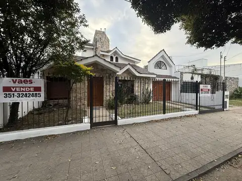 ALQUILER – Casa de 3 dormitorios con patio y galería