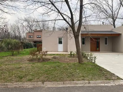 EXCELENTE CASA EN BARRIO CERRADO