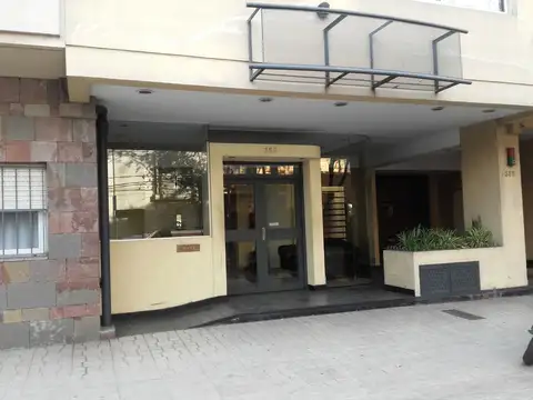 Departamento de dos ambientes amplio y cómodo, zona céntrica Morón