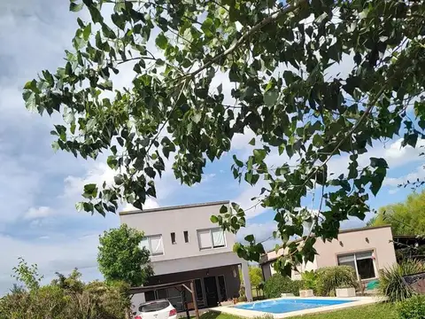 Casa en Venta con 2 cocheras