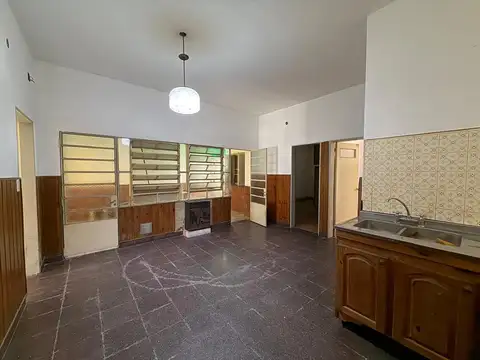 EN VENTA - CASA 2 DORMITORIOS CON COCHERA Y PATIO APTA CREDITO - BARRIO PARQUE CASADO