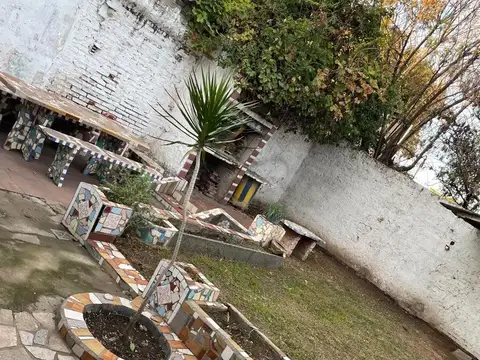EN VENTA - CASA 2 DORMITORIOS CON COCHERA Y PATIO - BARRIO PARQUE CASADO