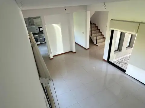 Casa 4 ambientes con 2 baños