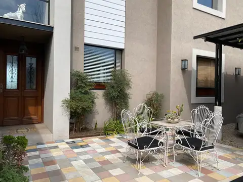 Casa en Alquiler Temporal con 3 cocheras