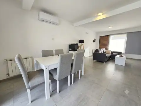 Casa 8 ambientes con 2 baños