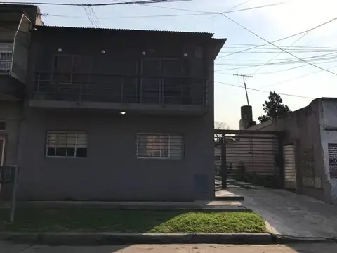 PH - EN PLANTA BAJA - CON COCHERA - CASTELAR NORTE