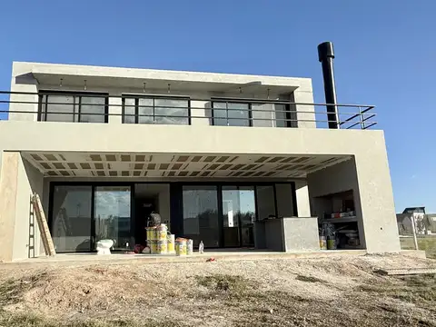 Casa 6 ambientes con 5 baños