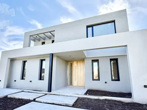 Casa 6 ambientes con 5 baños