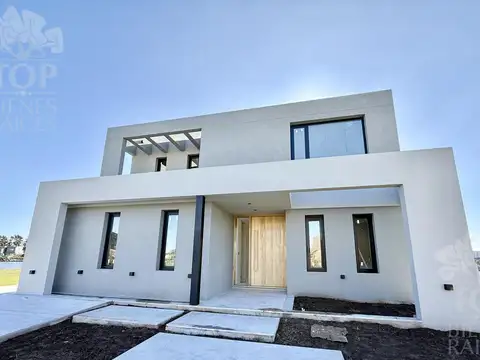 Casa en Venta con 2 cocheras