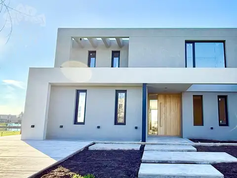 Casa 6 ambientes con 5 baños