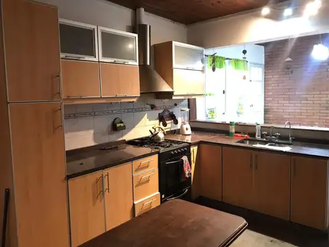 TIPO CASA DE TRES AMBIENTES + DEPTO DE 2 AMB VILLA MAIPU - BAJÓ A U$D 95.000 FACILIDADES 