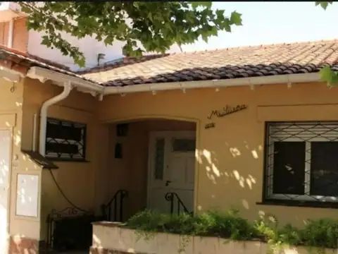 VENTA DE CASA EN LOTE PROPIO, ZONA RESIDENCIAL MARTINEZ,