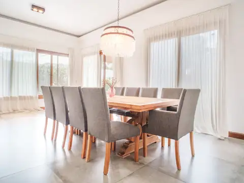 Casa en Venta con 3 cocheras