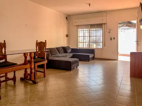 Venta Casa de pasillo NO PH 2 dormitorios con patio