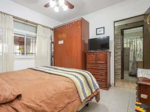 VENTA Casa 4 ambientes con Cochera Quincho y Patio con Pileta
