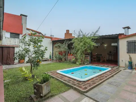 VENTA Casa 4 ambientes con Cochera Quincho y Patio con Pileta
