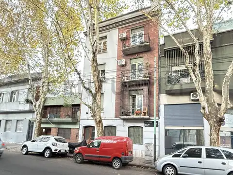 Venta depto 2 ambientes Almagro. Al frente con balcon-Gran potencial de renovación