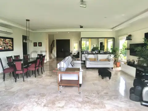 Casa 6 ambientes con 4 baños