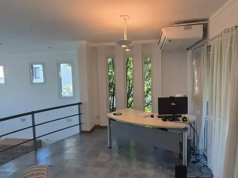 Casa en Alquiler con 4 cocheras