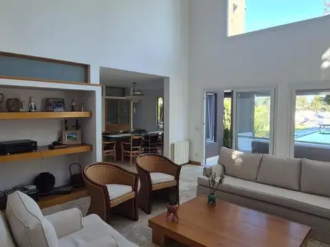 Casa 5 ambientes con 6 baños