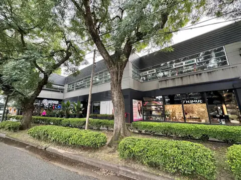 Excelente local sobre Av. Libertador en Martínez.