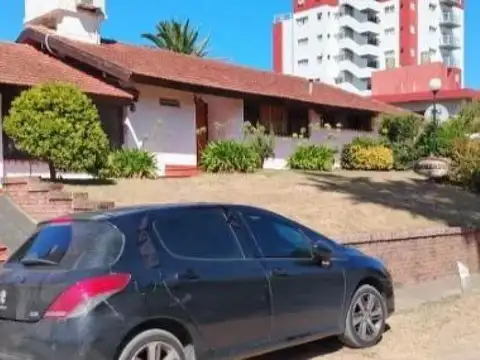 Casa en venta - 3 Dormitorios 3 Baños - Cochera - Villa Gesell