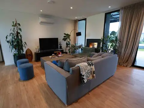 Casa en Venta en Countries y Barrios Cerrados en Moreno, USD 320.000