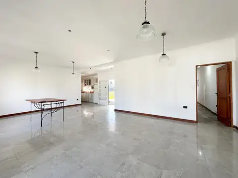 Casa 4 ambientes con 2 baños