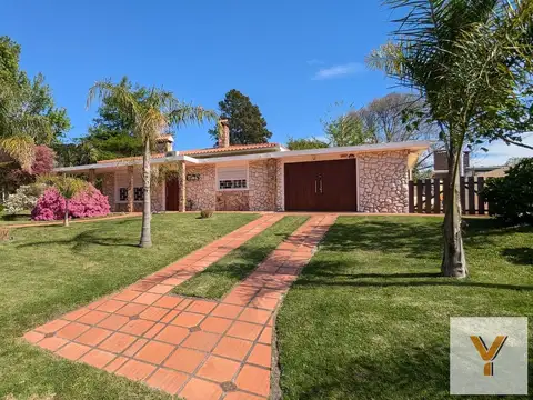 Casa en venta - 3 Dormitorios 2 Baños - Cochera - 1.040Mts2 - Canelones
