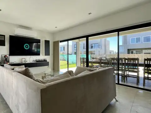 Casa en Venta con 4 cocheras
