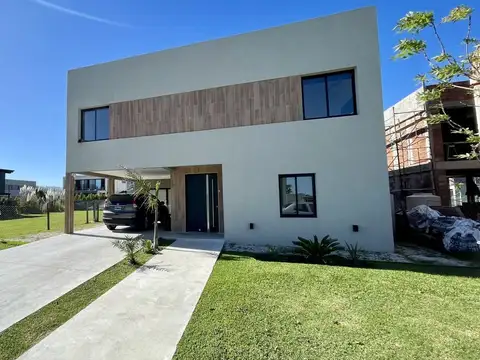 Casa en venta en Vila Marina II 4 dormitorios, Villanueva 100