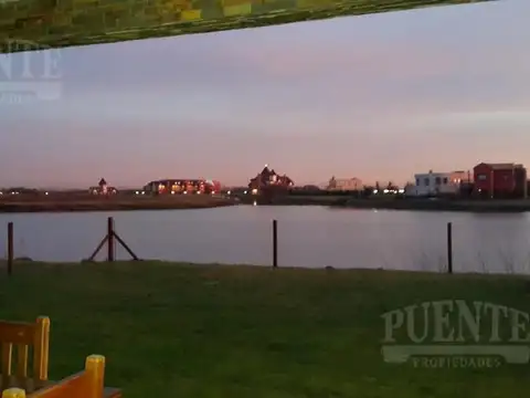 Casa minimalista con fondo al Lago