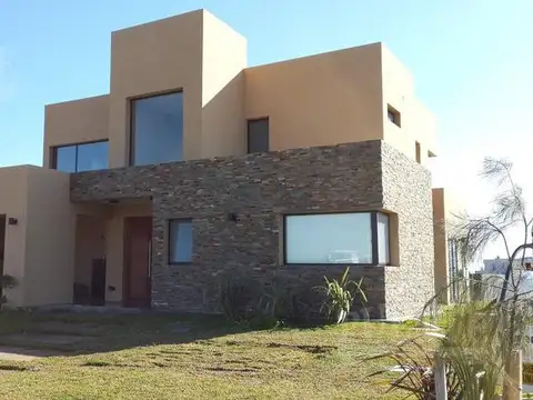Casa en Venta en Countries y Barrios Cerrados en San Vicente, USD 490.000