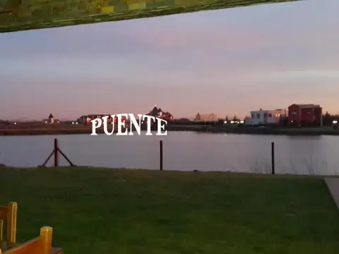 Casa minimalista con fondo al Lago