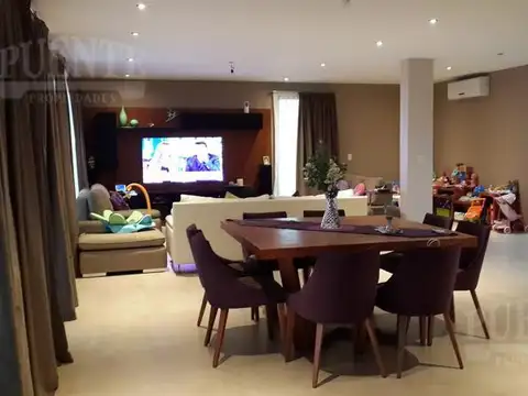 Casa en Venta con 2 cocheras