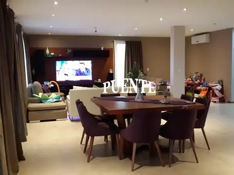 Casa en Venta con 2 cocheras
