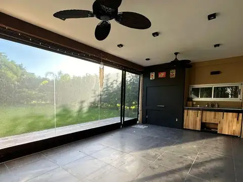 CASA 5 AMBIENTES EN BARRIO LAS ACACIAS