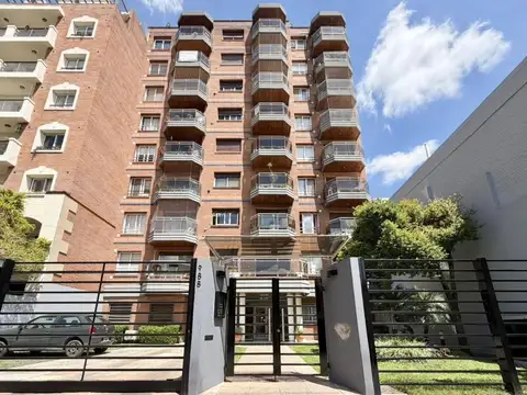Departamento 3 ambientes con cochera en excelente ubicación.