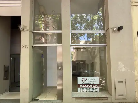Local En Alquiler, Al Frente, Vidriado, 2 Plantas, Baño, La Plata