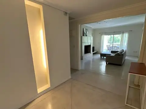 Casa en Venta en Abril Club De Campo, USD 720.000