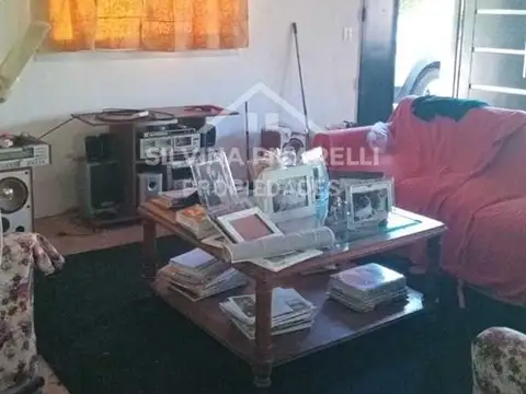Casa 4 ambientes con 2 baños
