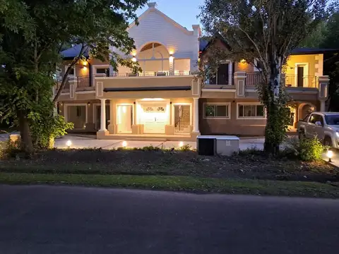 Casa en Venta con 5 cocheras