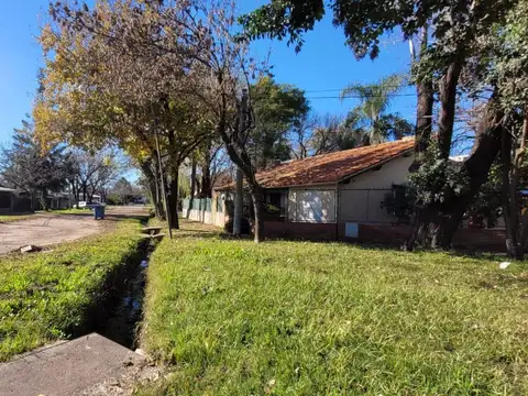 Venta casa 2 dormitorios en barrio Los Robles calle 13 Granadero Baigorria