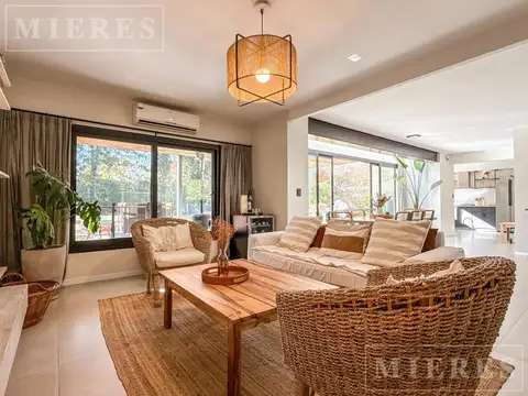 Casa 8 ambientes con 2 baños