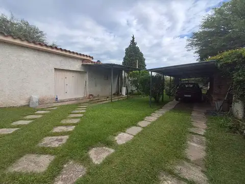 Casa 8 ambientes con 2 baños