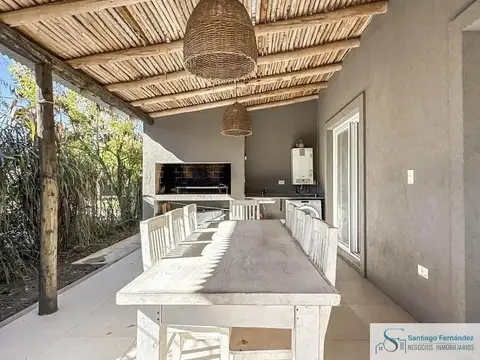 Casa 4 ambientes con 2 baños