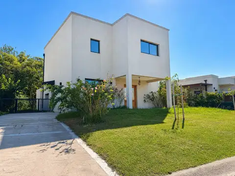 Casa 6 ambientes con 3 baños