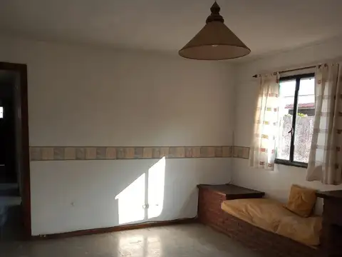 Casa 4 ambientes con 2 baños