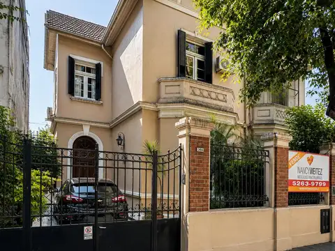 Venta de Casa Lote Propio de 6 ambientes con Cochera, Patio, Parrilla y Terraza en Caballito