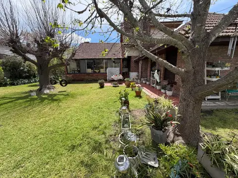 Casa 8 ambientes con 2 baños